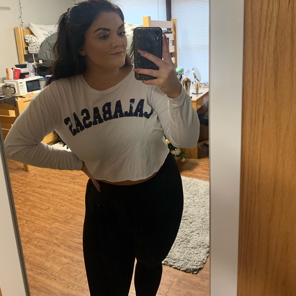 CALABASAS cropped graphic tee